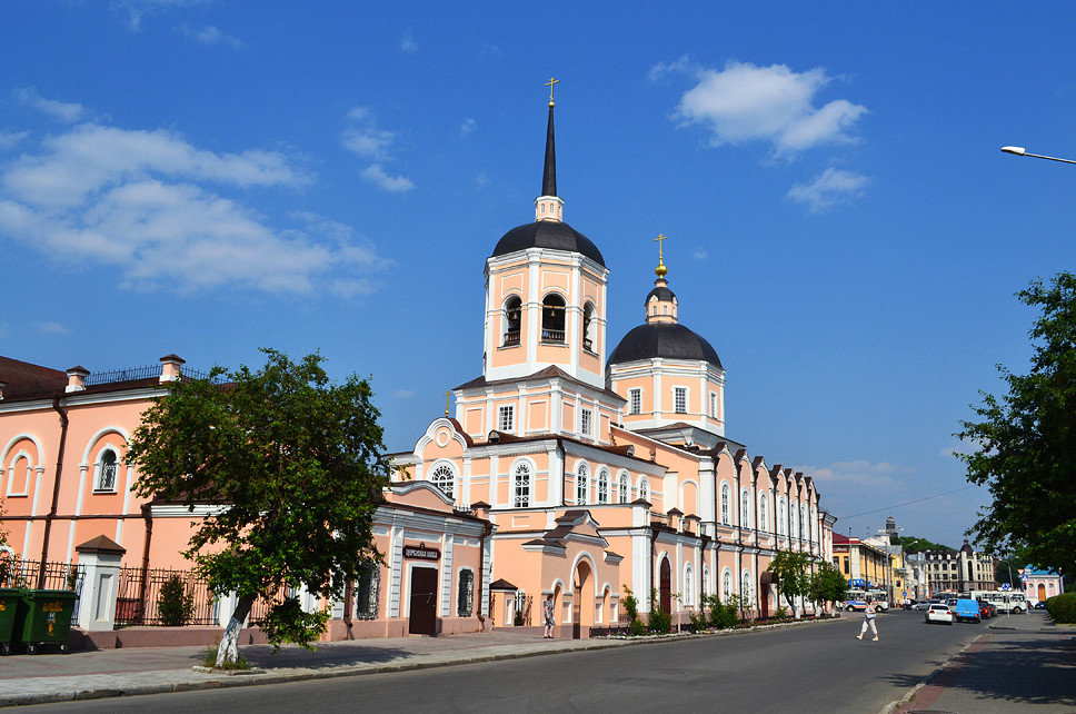 Богоявленский собор в центре Томска, на площади Ленина – фотографии России