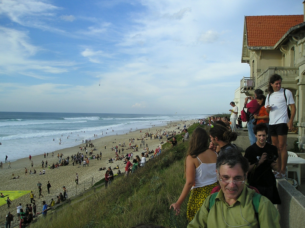 Люди на пляже в Бикарроссе, Франция – фотографии Франции