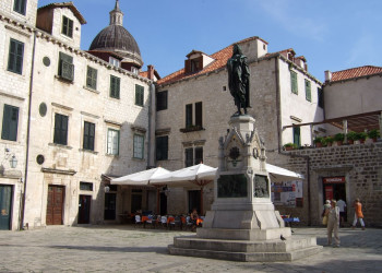 Памятник в Дубровнике, Хорватия – фотографии Хорватии