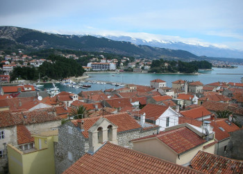 Крыши домов в Раб, Хорватия. Фото 13 – фотографии Хорватии