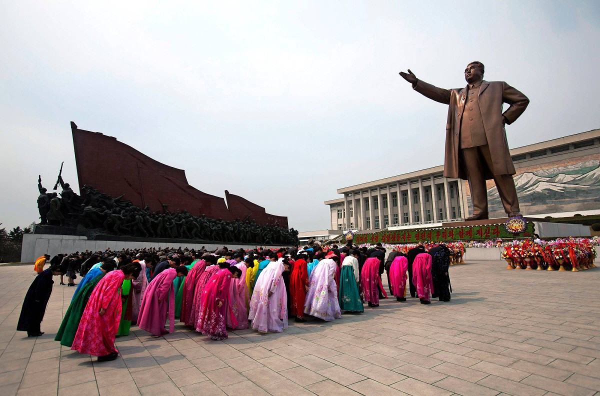 Монумент лидеру Северной Кореи Ким Чен Иру – фотографии Северной Кореи