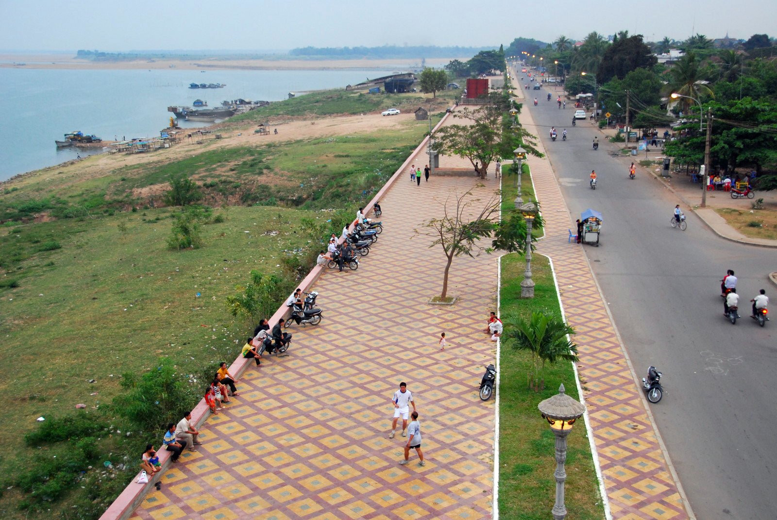 Набережная в Кампонгтяме, Камбоджа. Фото 1 – фотографии Камбоджи