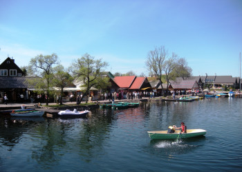 Пристань прогулочных лодок на озере Тракай (Trakai), Литва – фотографии Литвы