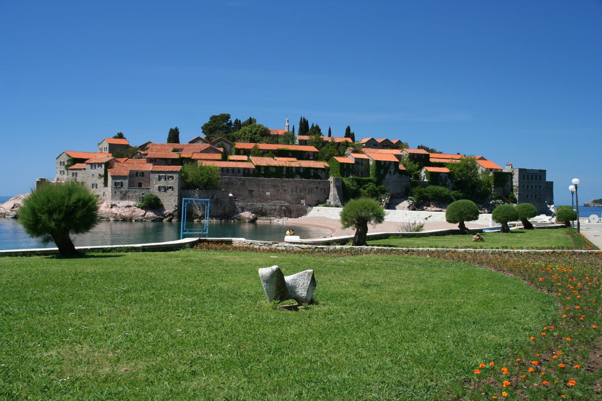 Набережная в Святой Стефан, Черногория – фотографии Черногории