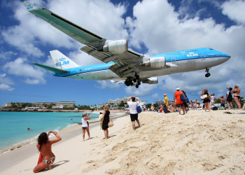 Боинг-747 идёт на посадку над пляже Махо – фотографии Синт-Мартена