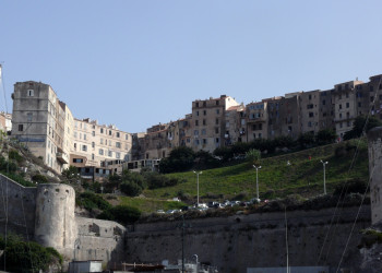 Дома в Бонифачо, Франция – фотографии Франции