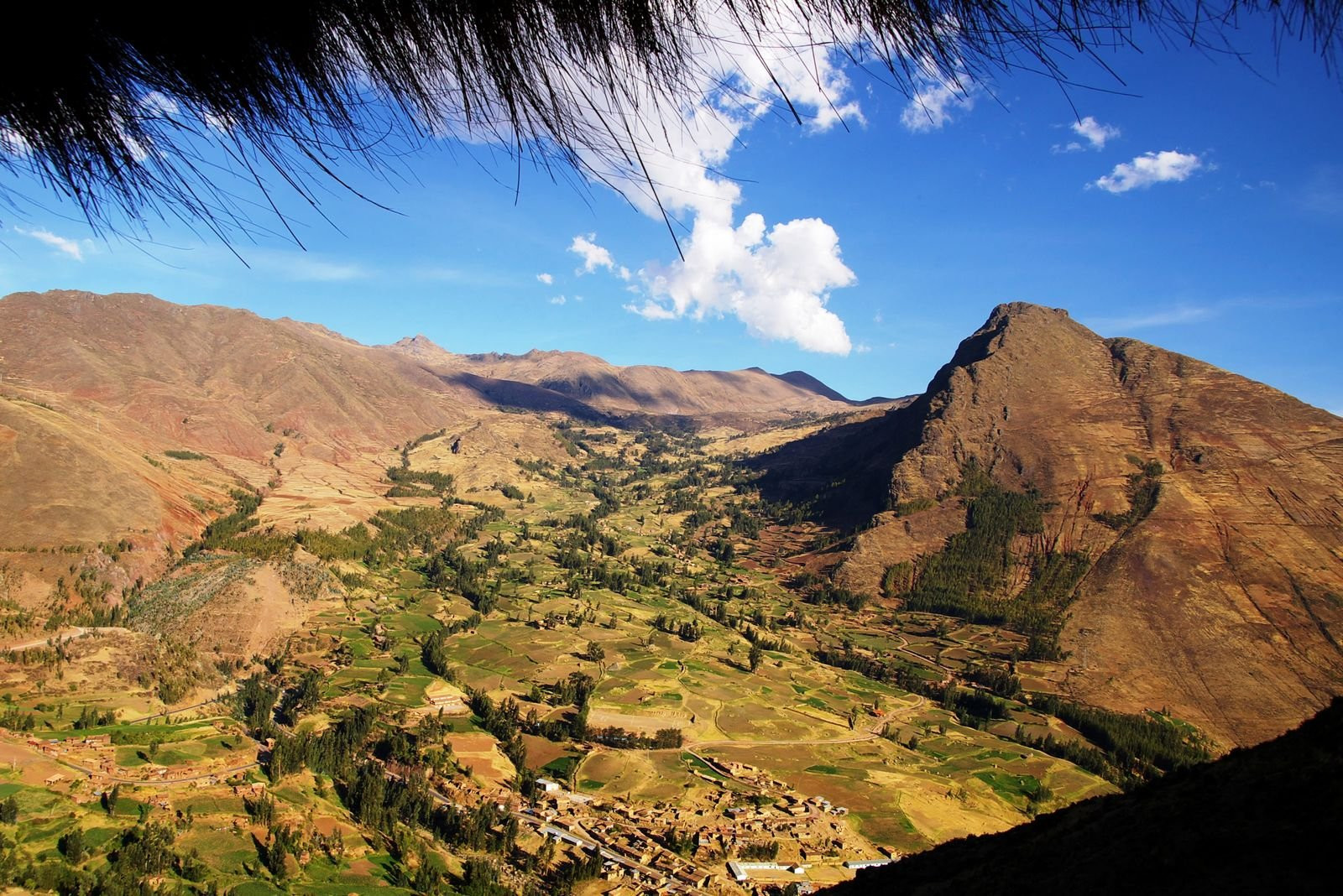 Панорамный вид города Писак в Священной долине Инков, Перу – фотографии Перу