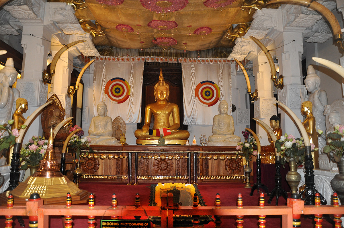 Храм Зуба Будды в Канди - Узнай Шри-Ланку с Лалли