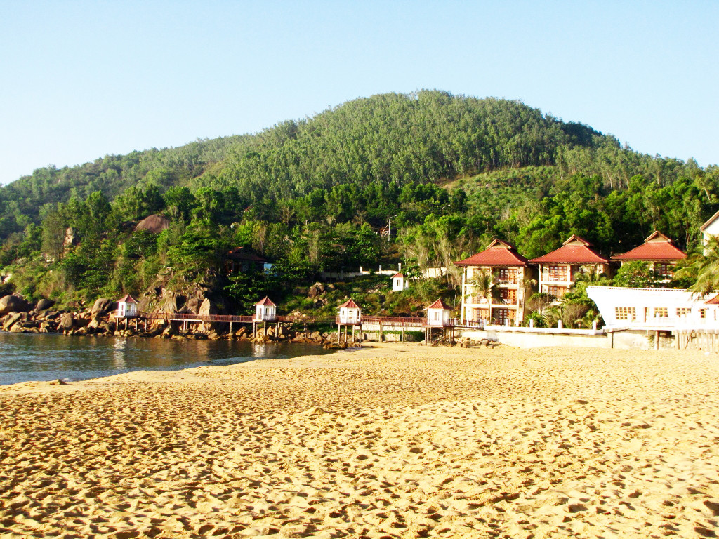 Красивый пляж в Куинён (Quy Nhon) – фотографии Вьетнама