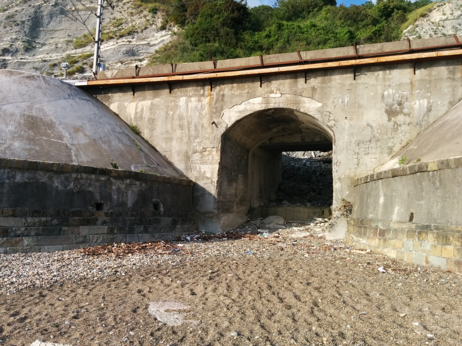 Южный, по этому тоннелю мы спускались к хорошим галечным пляжам – фотографии России