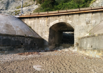 Южный, по этому тоннелю мы спускались к хорошим галечным пляжам – фотографии России