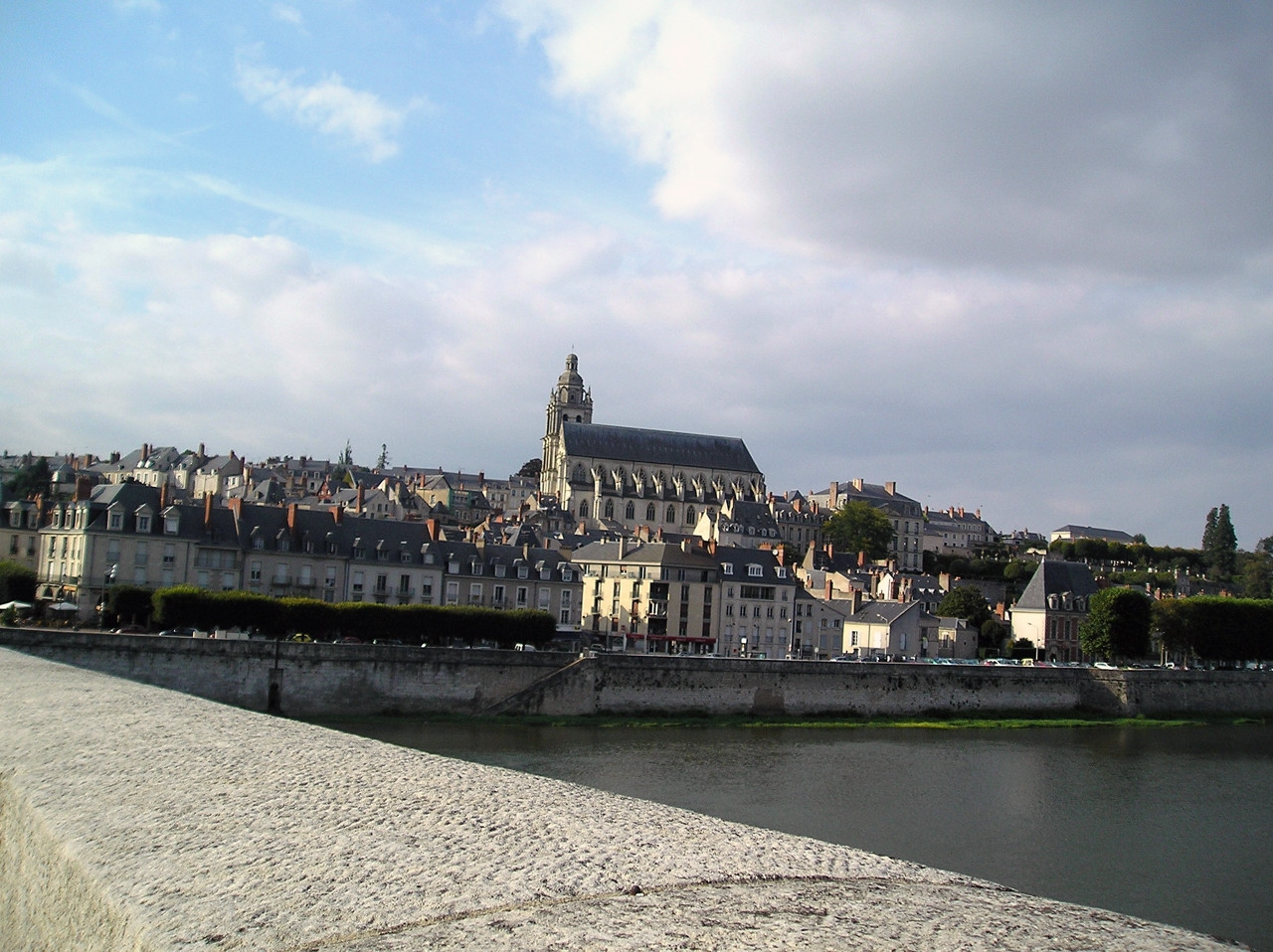 Набережная в Блуа, Франция – фотографии Франции