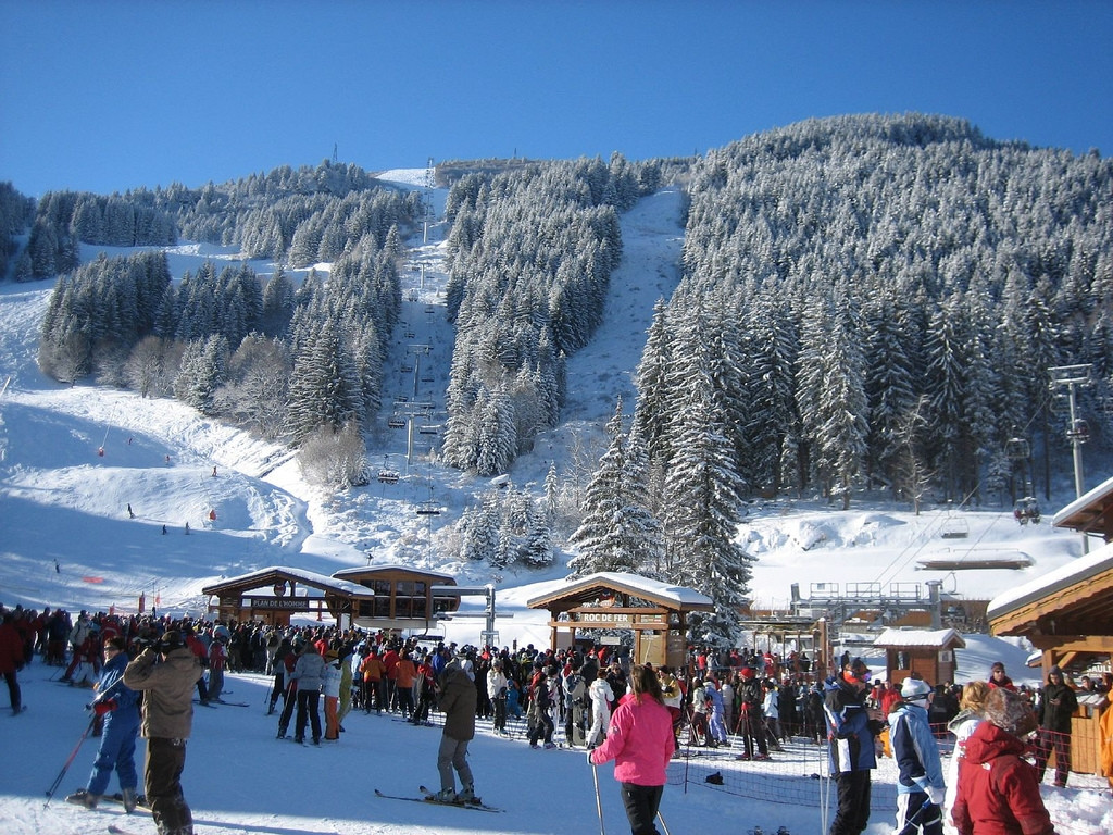 Лыжники в Брид-ле-Бэн, Франция. Фото 1 – фотографии Франции