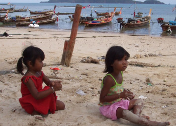 Дети на пляже в Равай-Бич, Тайланд – фотографии Таиланда