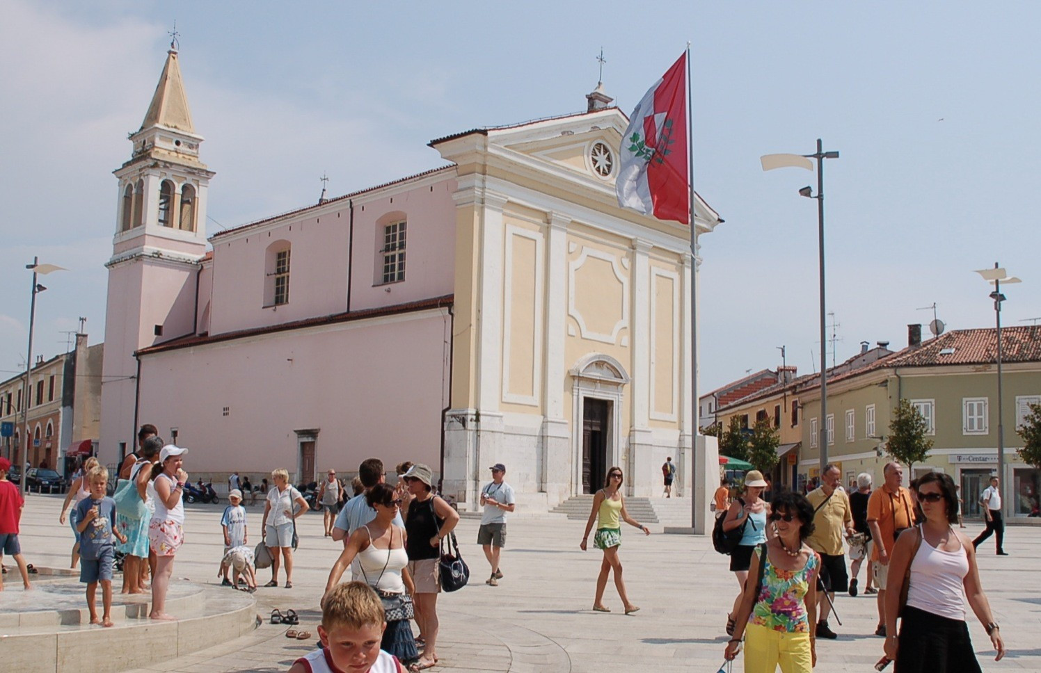 Люди на площади в Пореч, Хорватия. Фото 9 – фотографии Хорватии