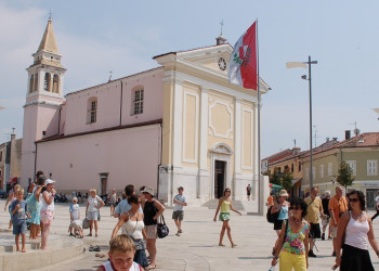 Люди на площади в Пореч, Хорватия. Фото 9 – фотографии Хорватии