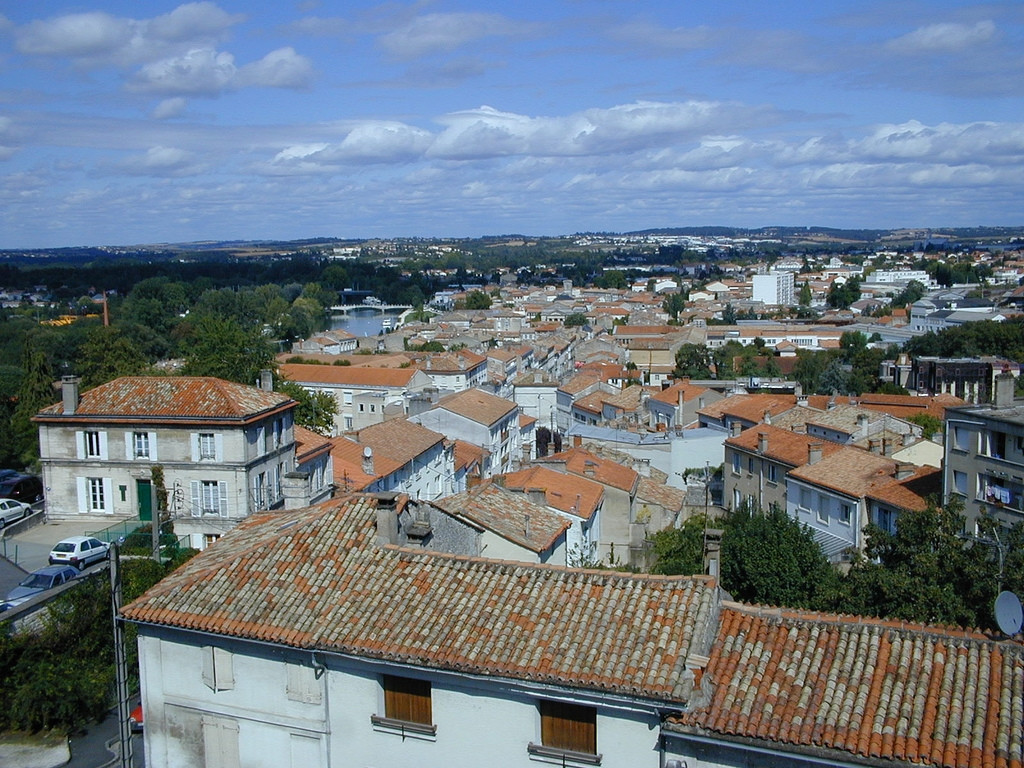 Крыши домов в Ангулеме, Франция – фотографии Франции