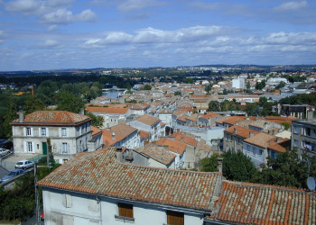 Крыши домов в Ангулеме, Франция – фотографии Франции