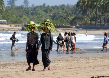Люди на пляже в Чаунта, Мьянма – фотографии Мьянмы