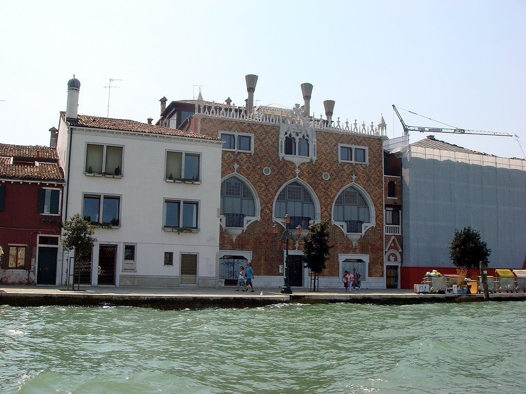 Жилые дома на набережной Венеции (Venezia), Италия – фотографии Италии