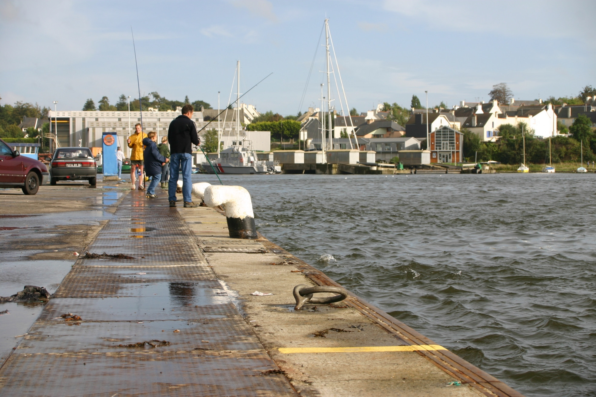 Рыбаки на набережной в Конкарно, Франция – фотографии Франции