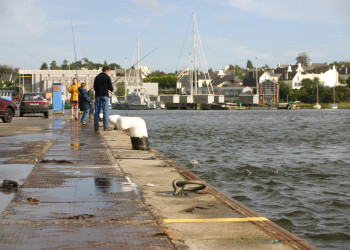 Рыбаки на набережной в Конкарно, Франция – фотографии Франции