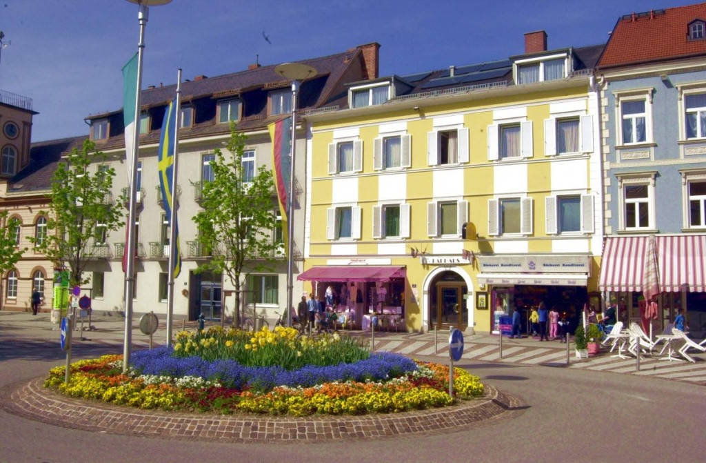 Клумба на центральной площади. Бад Халль. Австрия. – фотографии Австрии