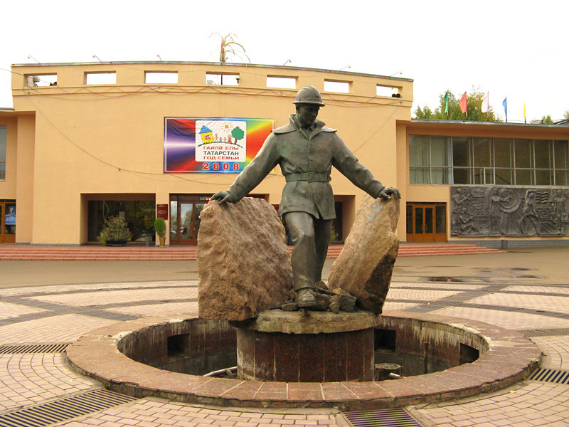 Памятник нефтяникам в Елабуге. Фото 1 – фотографии России