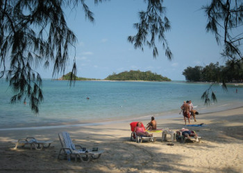 Люди на пляже в Чоенг-Мон-Бич, Тайланд – фотографии Таиланда