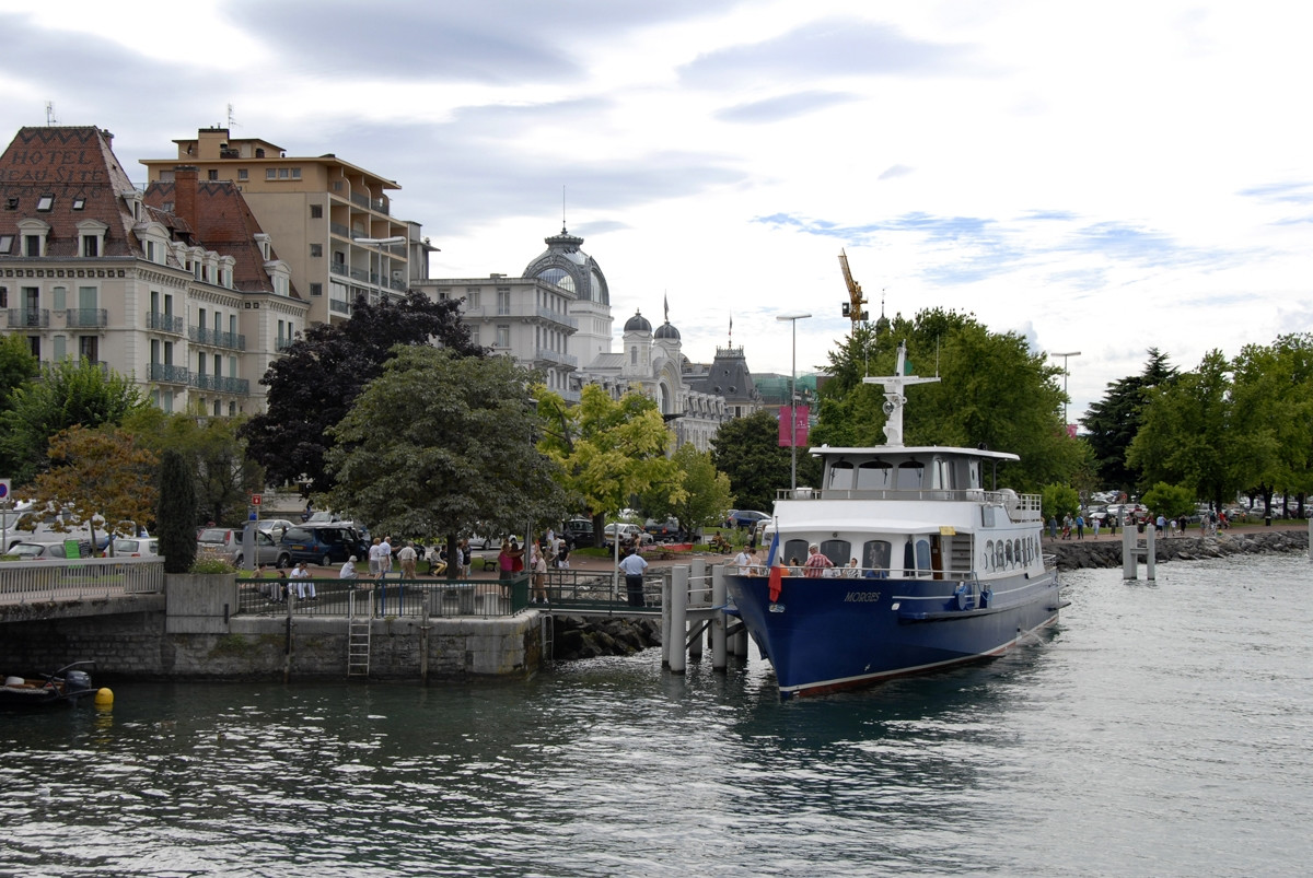 Люди на набережной в Эвиан-ле-Бен, Франция – фотографии Франции