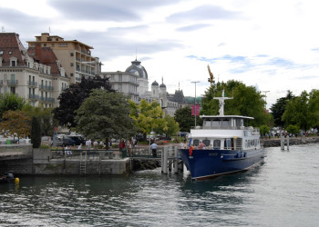 Люди на набережной в Эвиан-ле-Бен, Франция – фотографии Франции