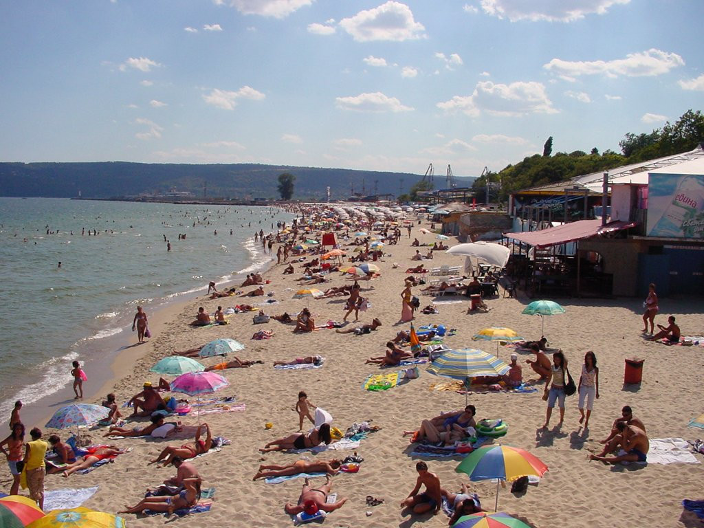 Люди на пляже в Варне, Болгария. Фото 5 – фотографии Болгарии