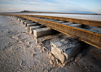 Озеро Баскунчак, ж/д пути – фотографии России