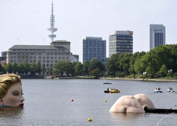 Скульптура блондинки в озере Бинненальстер. Фото 34 – фотографии Германии