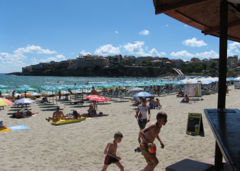 Люди на пляже в Созополе, Болгария – фотографии Болгарии