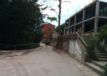 Пансионат Южный впереди, справа строящееся здание – фотографии России