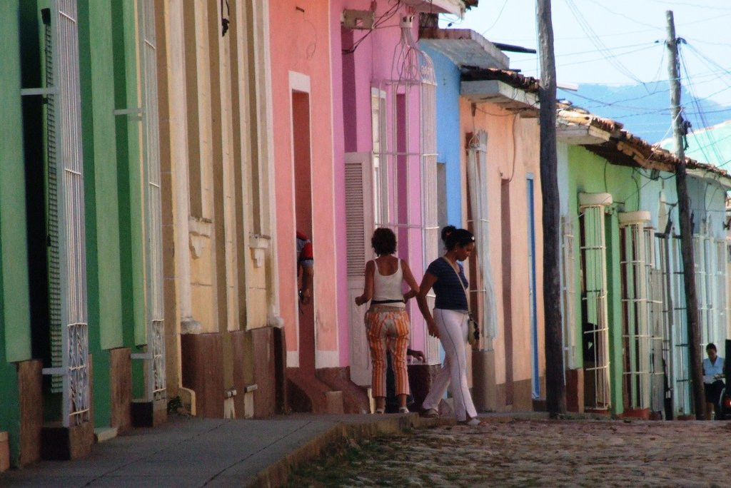 Девушки на улице в Варадеро, Куба – фотографии Кубы