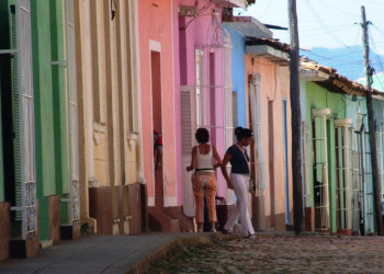 Девушки на улице в Варадеро, Куба – фотографии Кубы