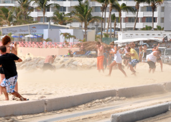 Реактивная струя подняла песок и туристов, пляж Махо – фотографии Синт-Мартена