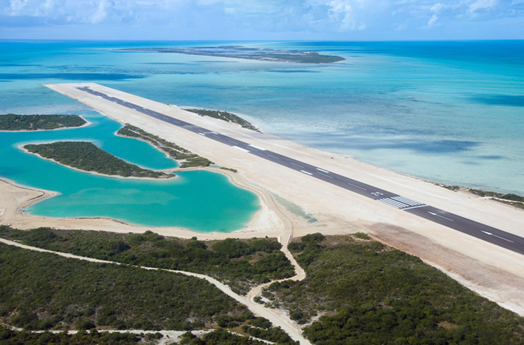 Взлётная полоса на Амбергрис-Кей – фотографии Тёркс и Кайкос