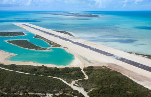 Взлётная полоса на Амбергрис-Кей – фотографии Тёркс и Кайкос