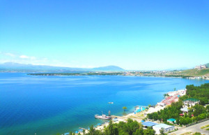 Панорамный вид города Севан, Армения – фотографии Армении