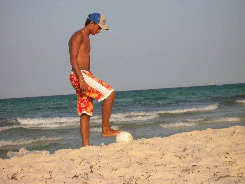 Парень на пляже в Табарка, Северный Тунис – фотографии Туниса