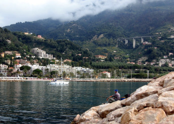 Рыбак в Ментоне, Франция – фотографии Франции