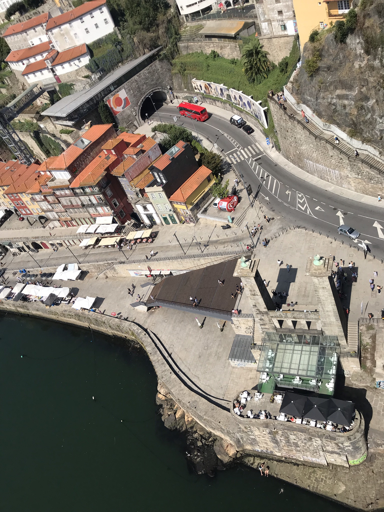 Вид с моста Понти-ди-Дон-Луиш I вниз к набережной возле него – фотографии Португалии