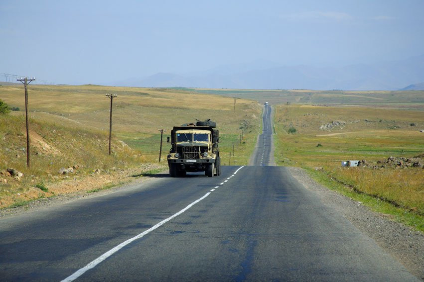 Дорога в окрестностях Сисиана – фотографии Армении