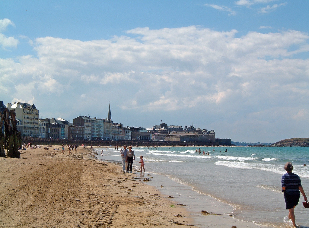 Люди на пляже в Сен-Мало, Франция – фотографии Франции