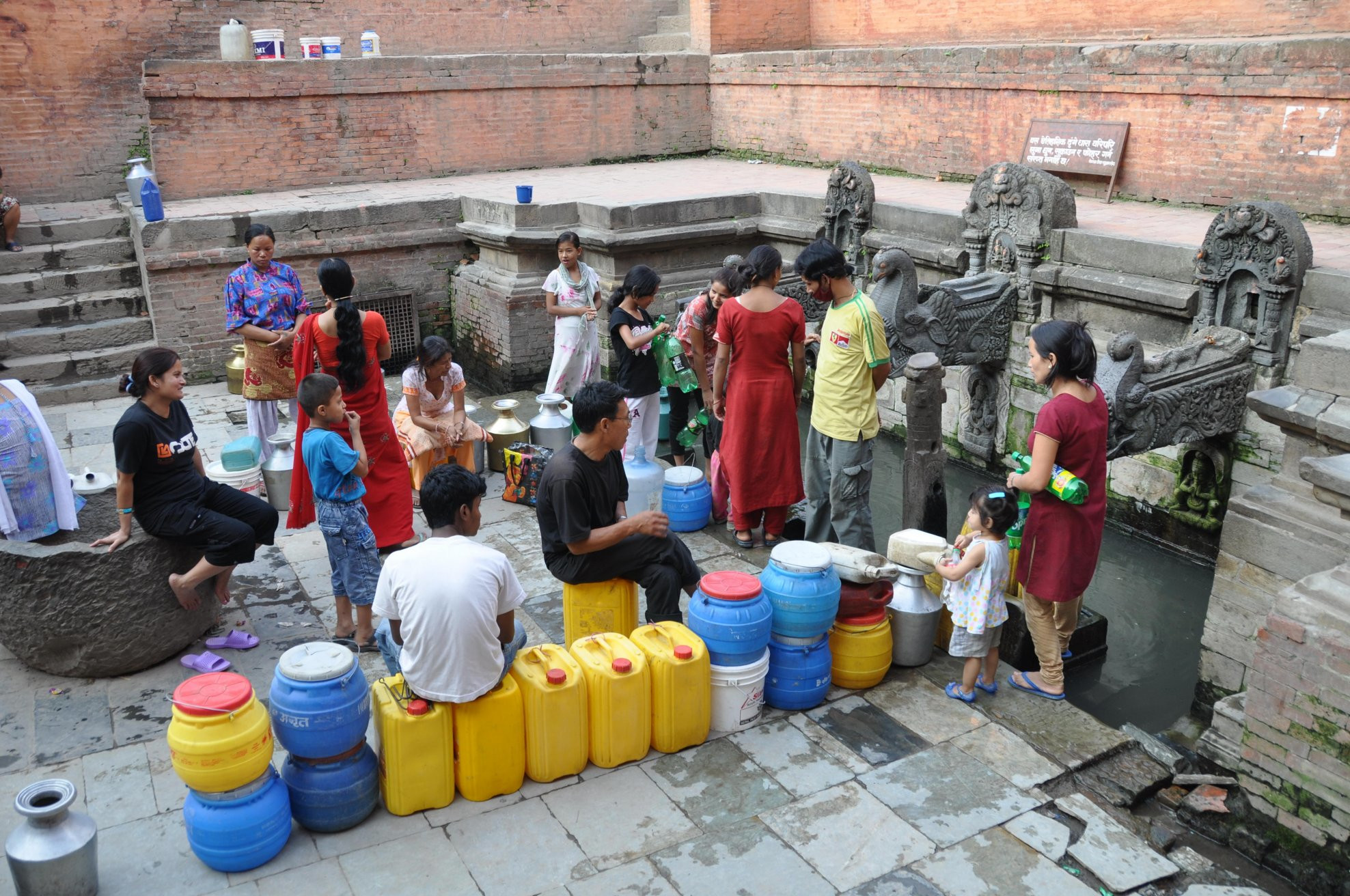 Общественные водопои, здесь пьют воду, моются – фотографии Непала