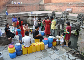 Общественные водопои, здесь пьют воду, моются  – фотографии Непала