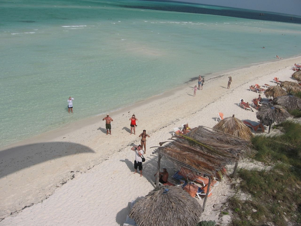 Туристы на пляже в Кайо- Гильермо, Куба – фотографии Кубы
